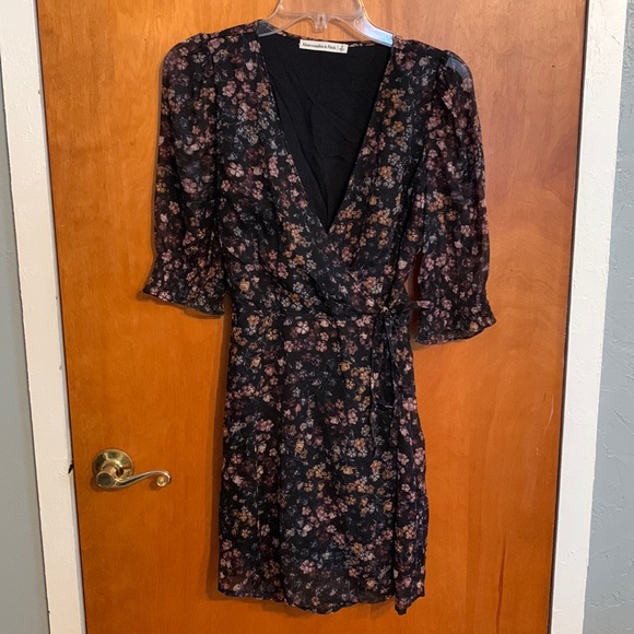 Abercrombie & Fitch Dresses & Skirts - Abercrombie Floral Wrap Dress